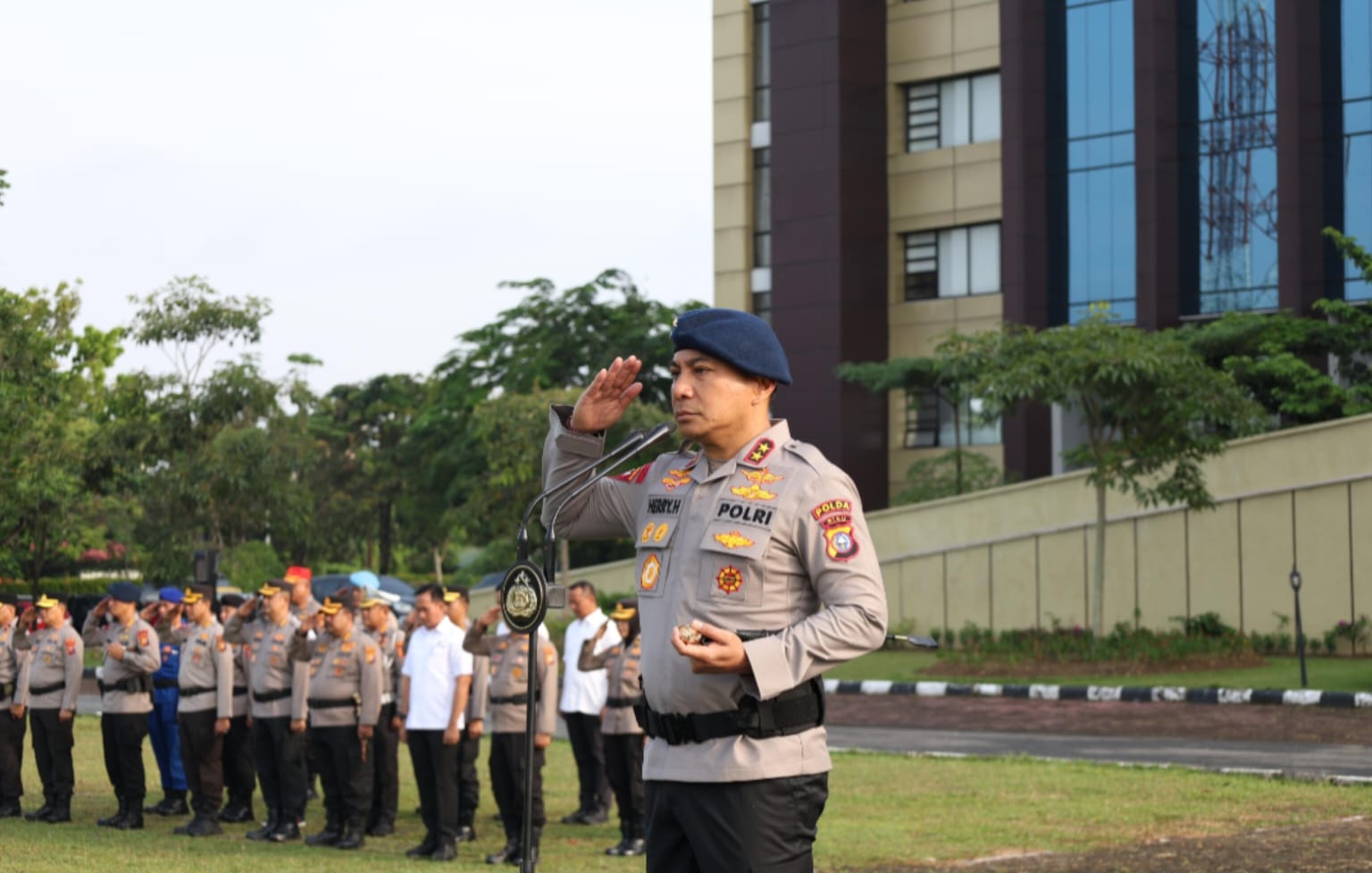 Kapolda Riau Lepas Tim Brimob Challenge 2025, Bawa Pataka Kehormatan dengan Semangat dan Kebanggaan